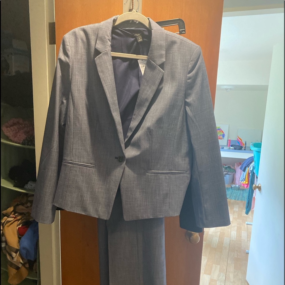 ANNE TAYLOR FACTORY SUIT- NEW